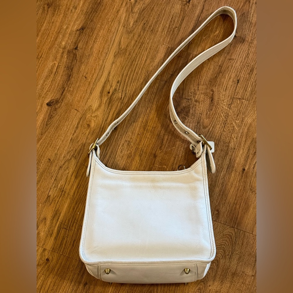 Vintage Ivory leather shoulder bag 🤍🕊️